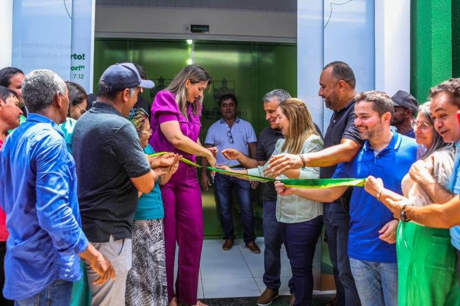 São Roberto: campeã de votos na cidade, Iracema Vale prestigia inauguração de prédio da Prefeitura e entrega ambulância