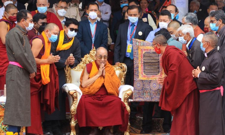 Polêmica: Dalai lama pede a criança para ‘chupar sua língua’ durante audiência e se desculpa após repercussão negativa