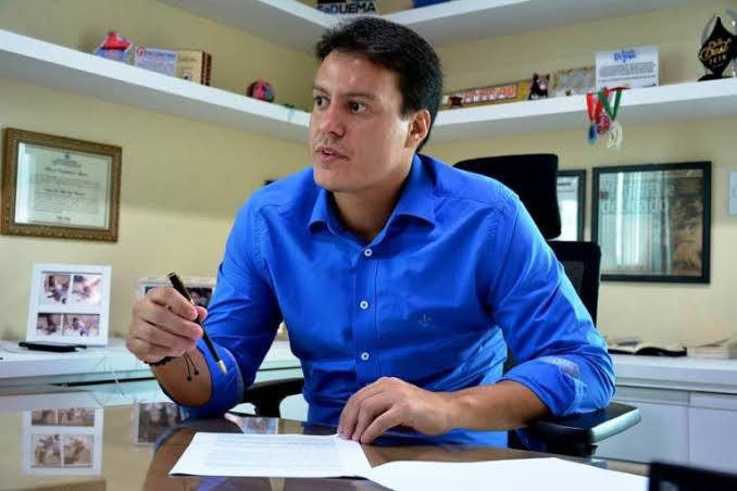 Felipe Camarão assina decreto que proíbe soltura de pipas no Castelão em dias de jogos oficiais