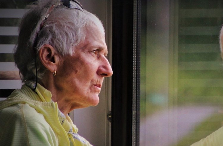 Teste de medicamento que bloqueia desenvolvimento do Alzheimer tem resultados promissores, diz revista