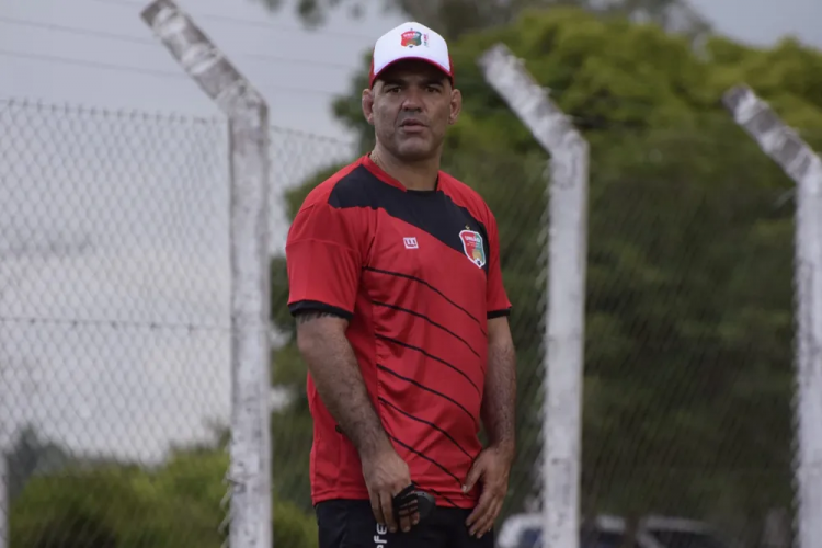 Técnico pede demissão no intervalo de jogo da segunda divisão gaúcha