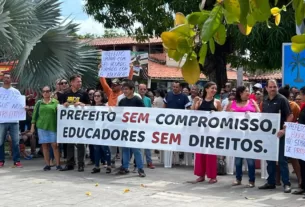 Em manifestação, professores de Barreirinhas exigem cumprimento de acordo que prefeito não honrou