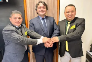 Deputado  Júnior Lourenço recebe prefeitos no gabinete durante Marcha dos Prefeitos